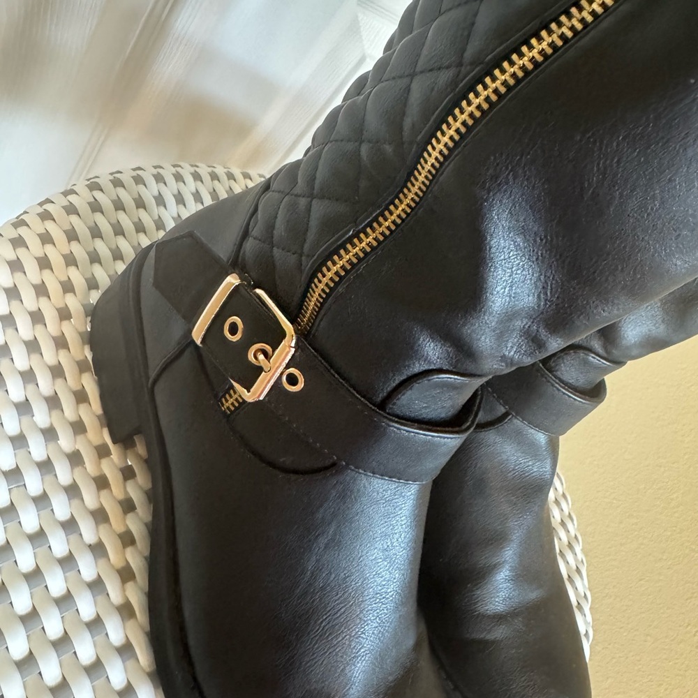 Comfortable classic black boot with gold hardware sz 7.5 - Picture 6 of 16